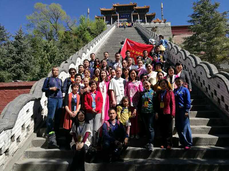 2017年5月17日，爸妈在线首界生命升华修行班的40名学员，在爸妈在线创始人、董事局主席夏建国，爸妈在线党委书记，董事局副主席吕明瑧，副书记，副主席杨萍一行的引领下，来到了著名的世界文化遗产——五台山，学习中国的传统文化，感受灿烂的佛教文化，洗礼心灵的尘埃。