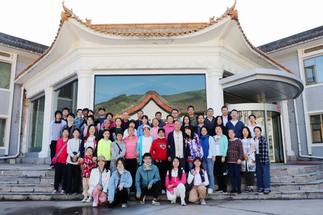 7月27日至7月30日，爸妈在线创始人夏建国老师带领五十余名学生来到佛教圣地五台山进行每年一次的游学，感受壮丽的风景，体悟信仰的人生，一起参禅悟道，净化心灵。